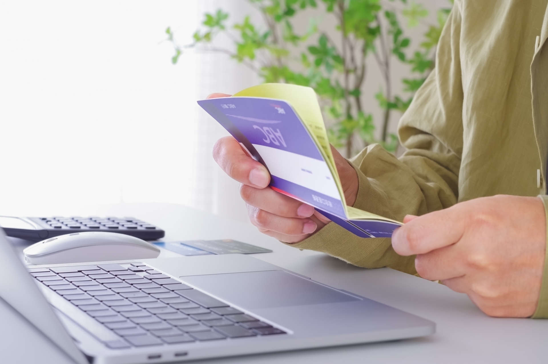 通帳を確認しているイメージ