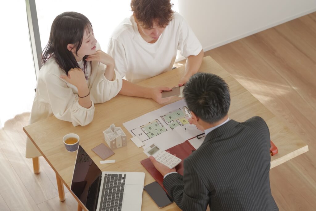 プラン提示してる打ち合わせ風景